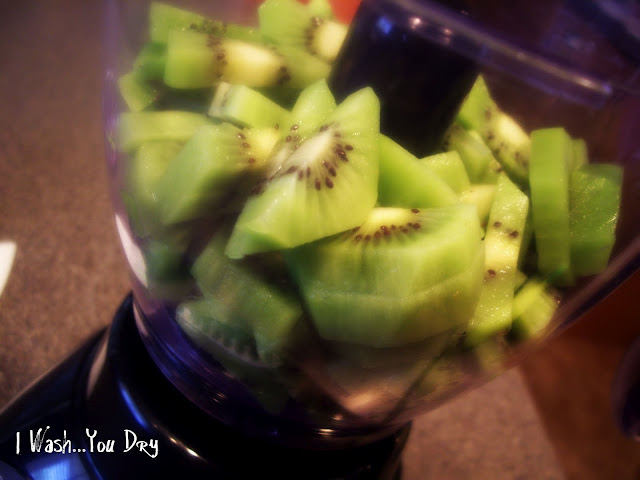 Peeled and halved kiwis in a blender. 