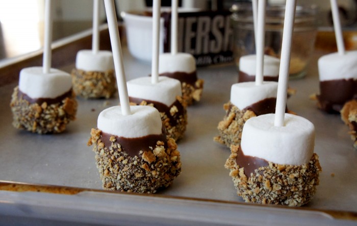 A close up of a pan of S\'more dipped marshmallow pops