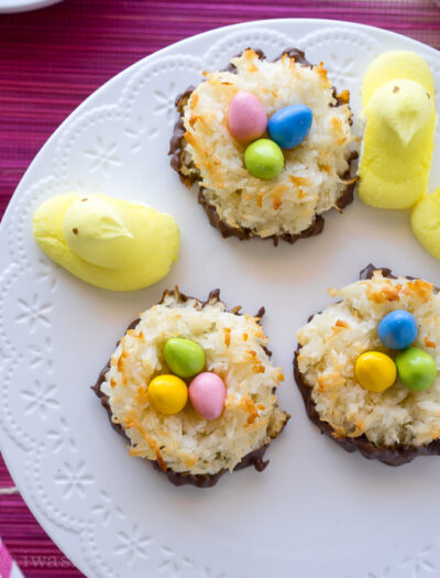 How adorable are these Chocolate Dipped Coconut Macaroon Easter Nests?! They're so easy to make too!