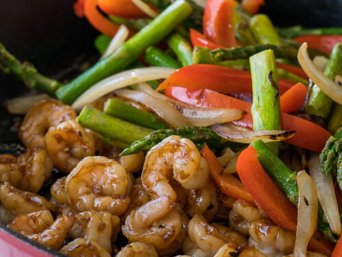 This quick and easy Honey Garlic Shrimp Stir Fry is filled with plump shrimp and fresh veggies in a simple and delicious honey garlic sauce!