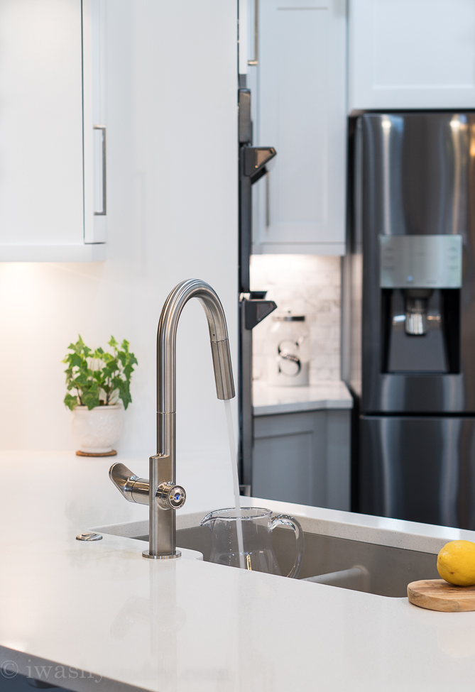 Turn the faucet ON and OFF without touching the handle. Set the dial to the start position. Simply touch the faucet sensor on the dial to turn the faucet ON or OFF for a convenient and easy faucet operation.