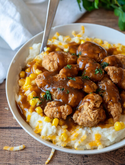 YUM! This Homestyle Mashed Potato Bowls are topped with crispy chicken and a delicious brown gravy! SO EASY!