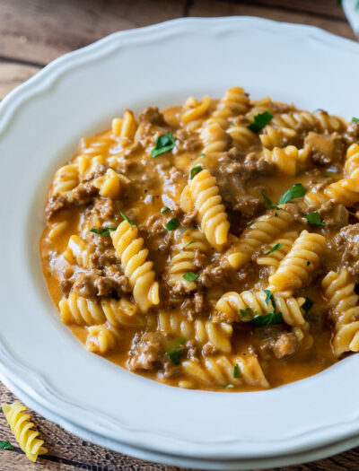 YUM!! This super easy Cheeseburger Pasta Skillet is just like hamburger helper, but homemade and SO MUCH BETTER!