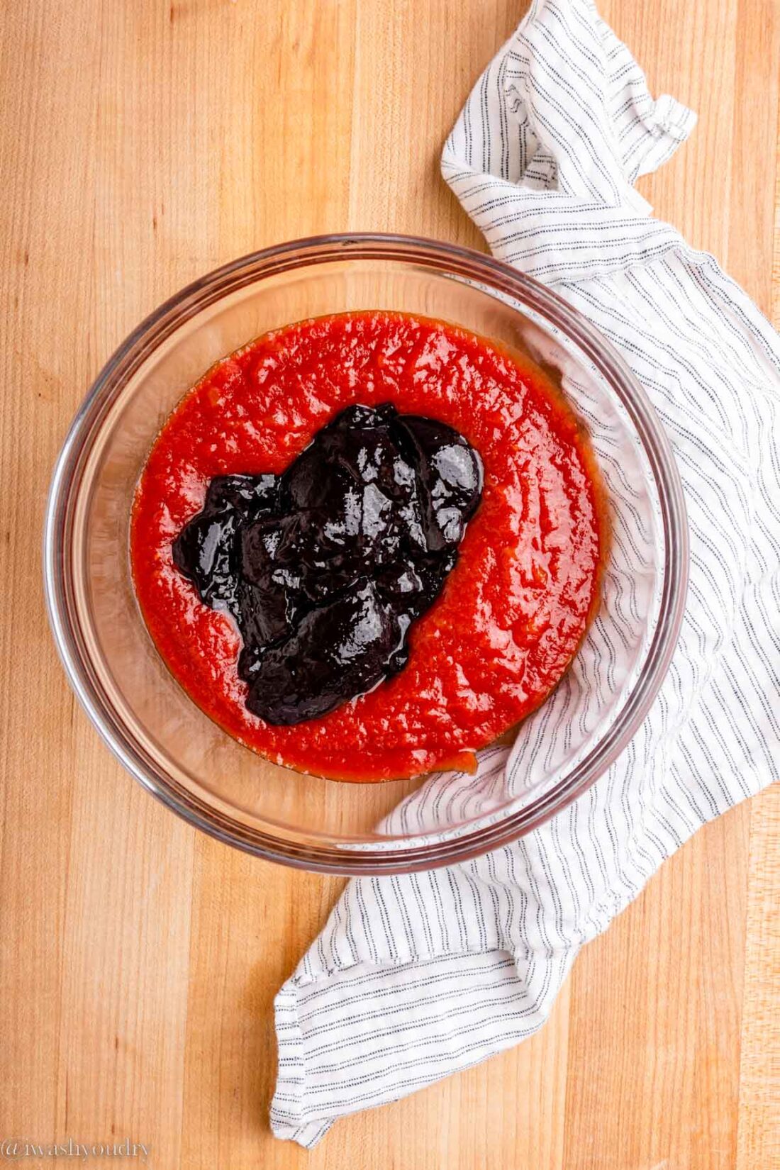 Grape jelly and chilli sauce in glass bowl with dish towel. 